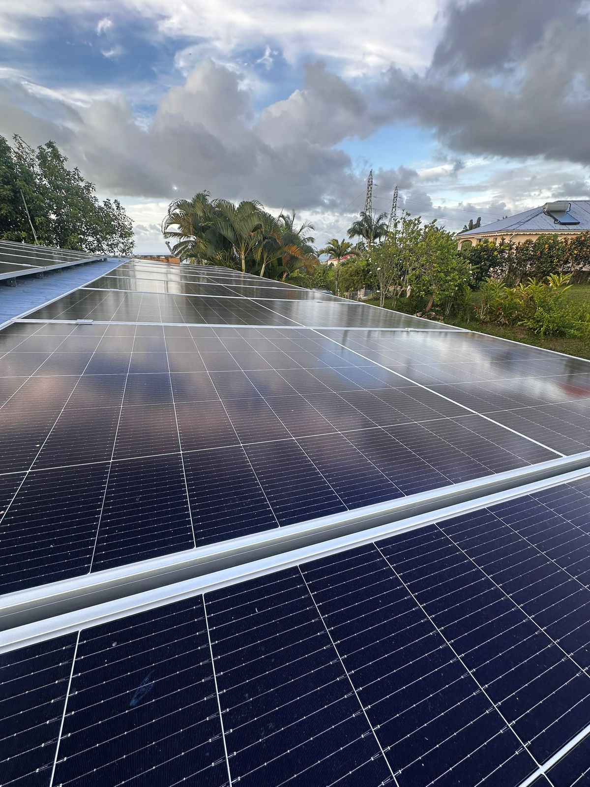 Équipe Sun Voltaïk Energy chantier Baie-Mahault Guadeloupe